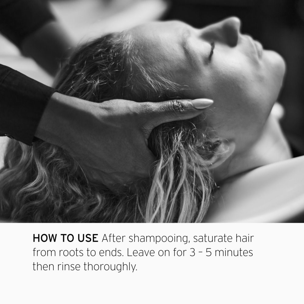 Massaggio del cuoio capelluto. Testo: COME USARE. Dopo lo shampoo, saturare i capelli dalle radici alle punte. Lasciare in posa 3-5 minuti, quindi risciacquare abbondantemente.