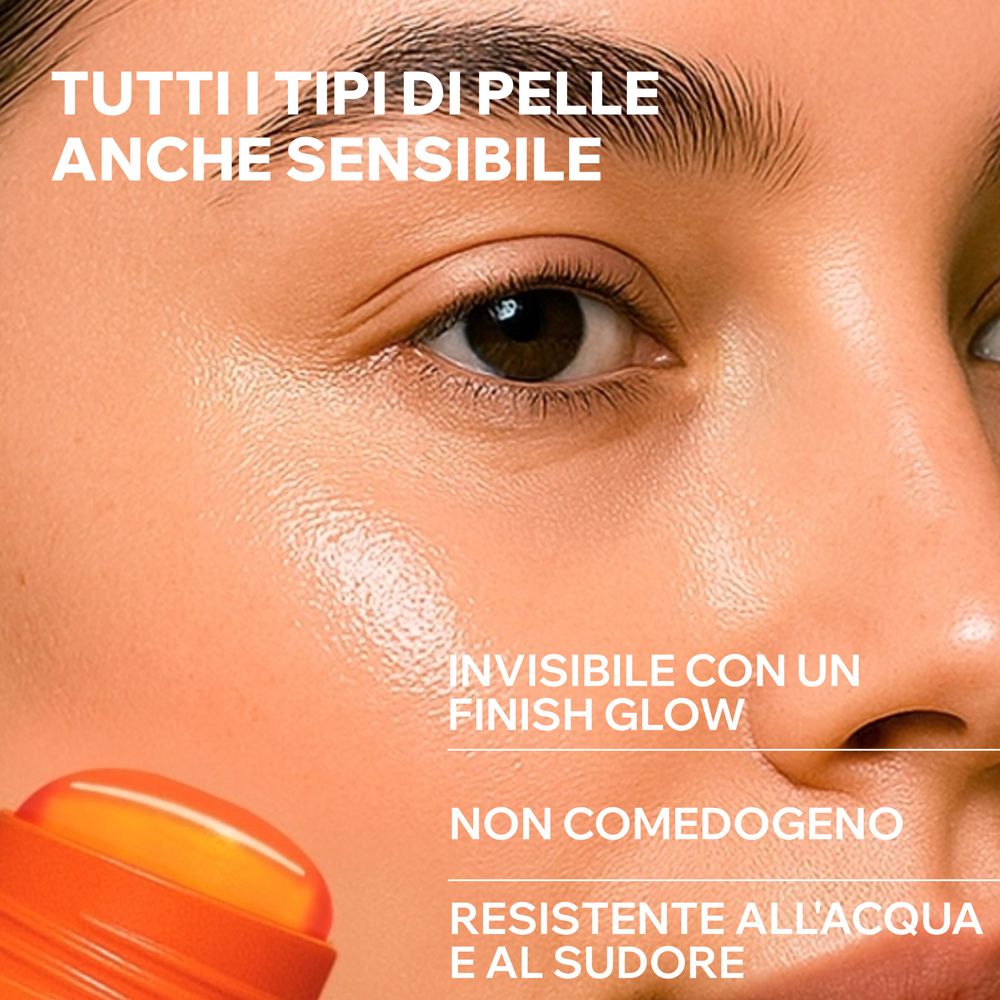 Primo piano di un viso. Applicazione stick. Non comedogenico, resistente all'acqua. Per tutti i tipi di pelle.