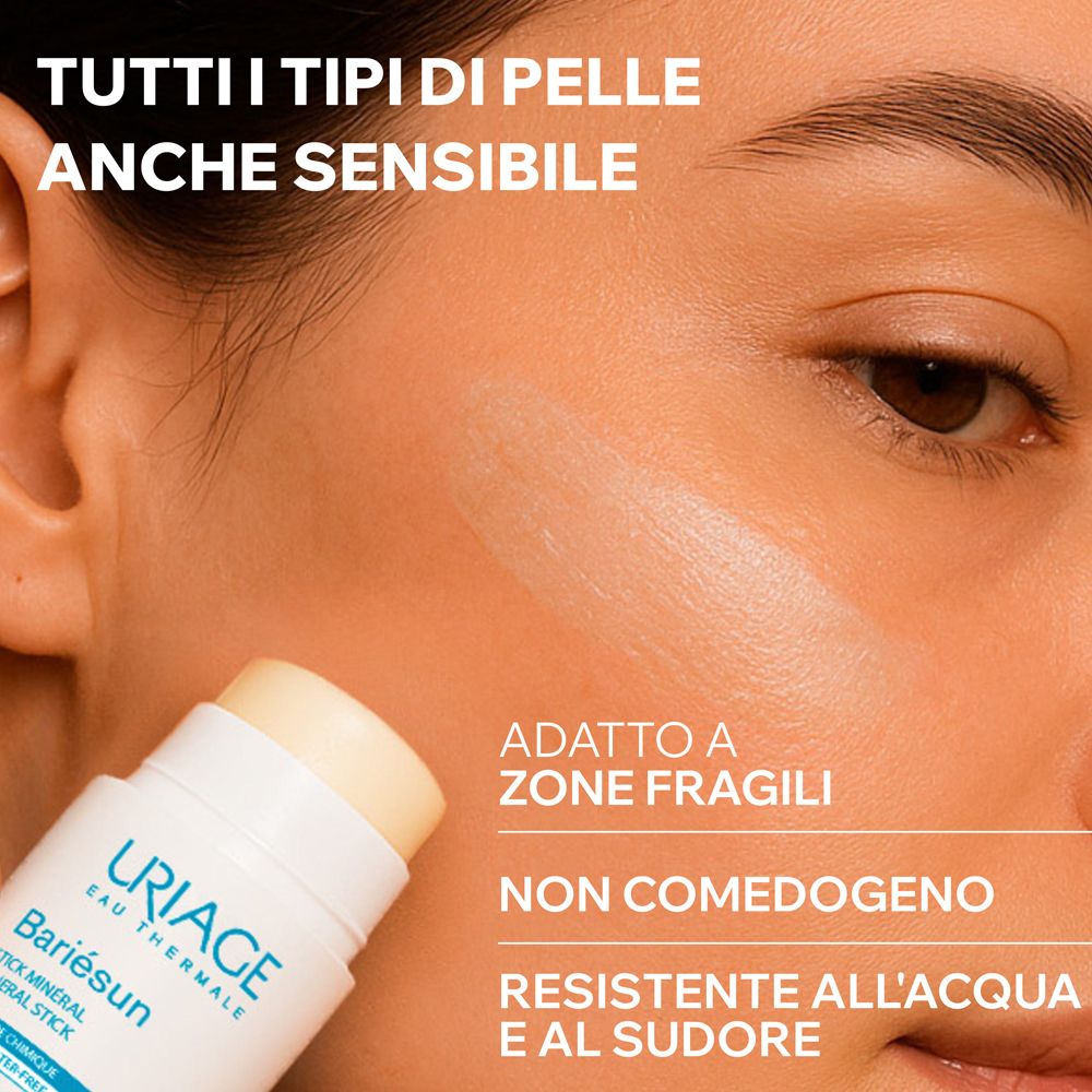Primo piano di una donna che usa lo stick Uriage Bariésun. Testo: Per tutti i tipi di pelle, anche sensibili. Resistente all'acqua.