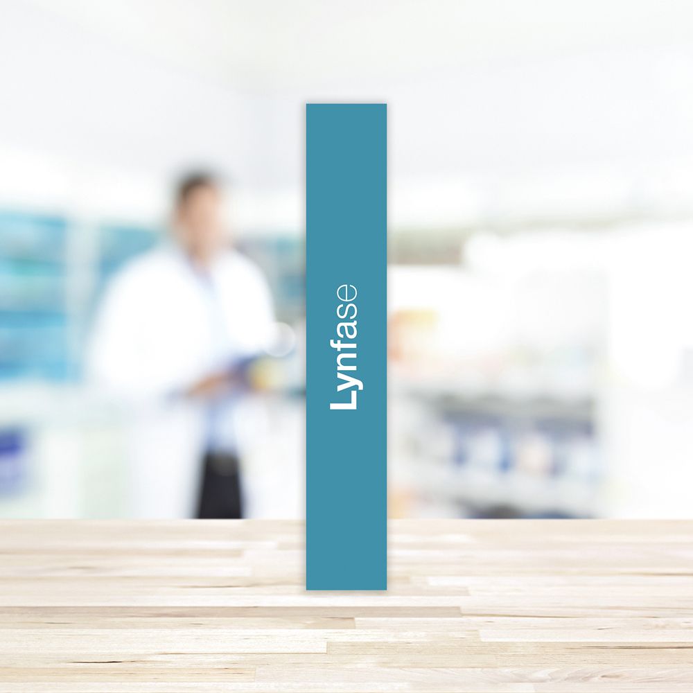 Confezione prodotto blu stretta con nome Lynfase in bianco. Sfondo sfocato.