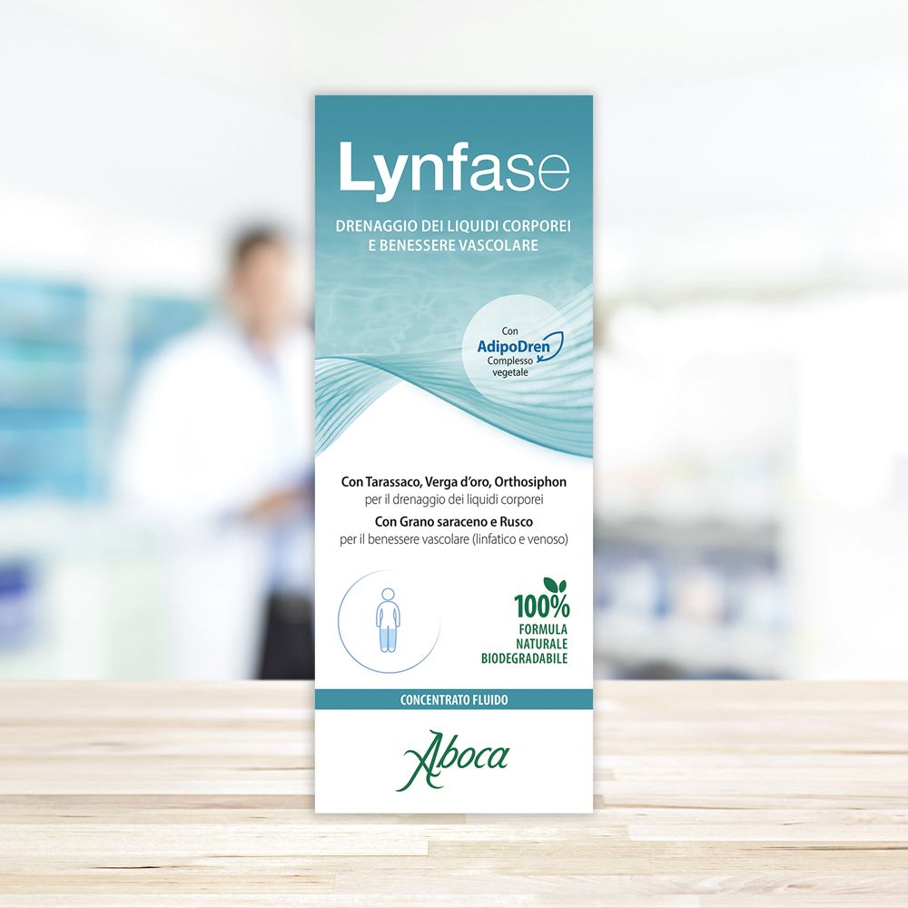 Confezione del prodotto Lynfase. Testo: Lynfase, Aboca. Sfondo: persona sfocata.