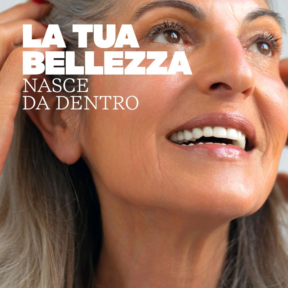 Ritratto di una donna sorridente. Testo: La tua bellezza nasce da dentro.