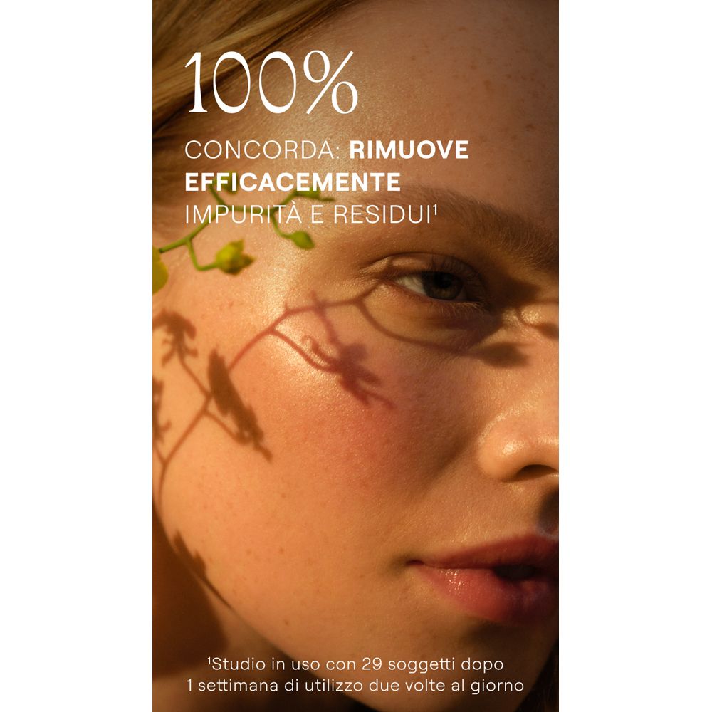Volto di una donna. Testo: 100% concordano: rimuove efficacemente impurità e residui.