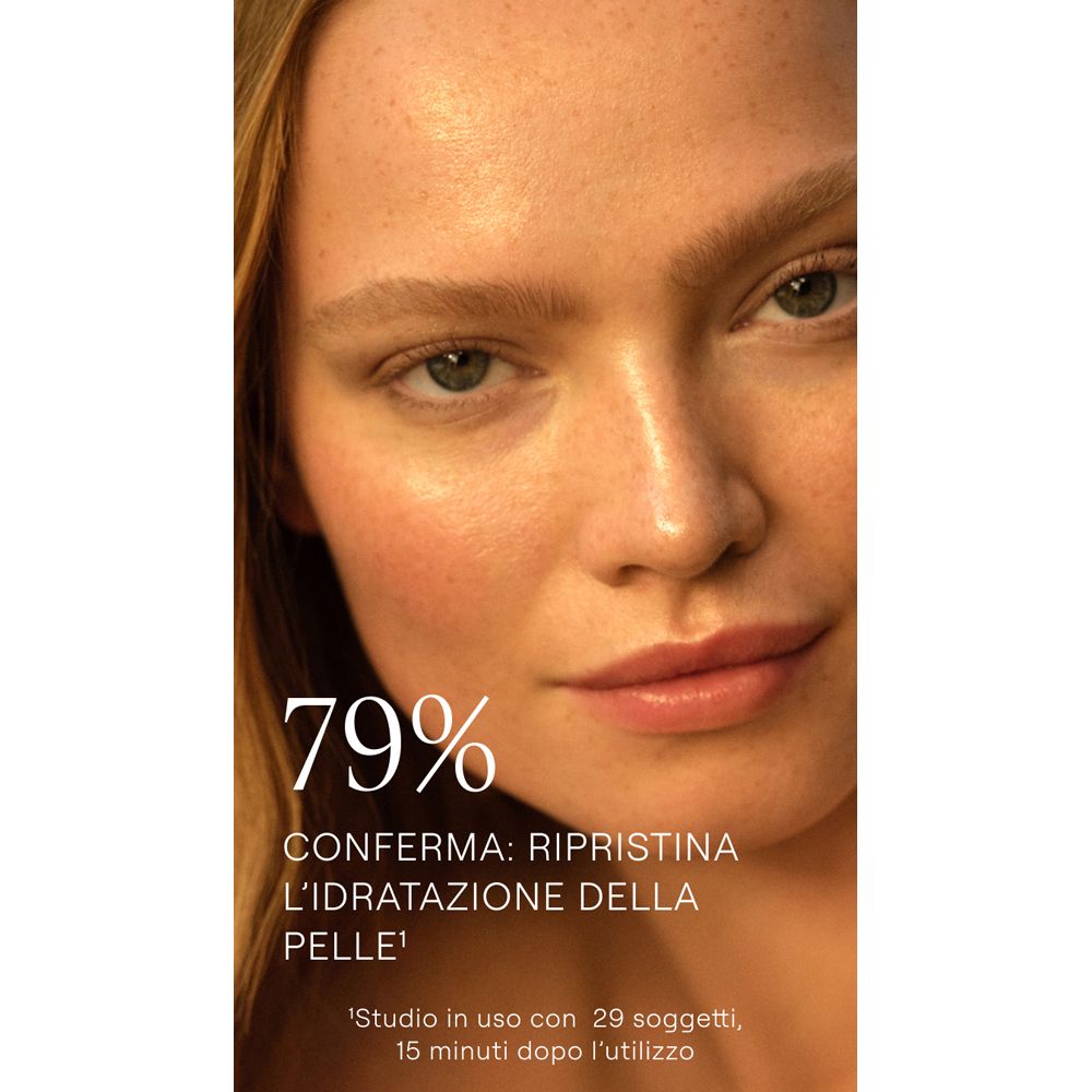 Volto di una donna. Testo: 79% confermano: ripristina l'idratazione della pelle.