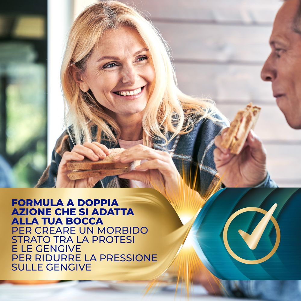 Donna e uomo mangiano. Testo: Formula per strato morbido tra protesi e gengive.