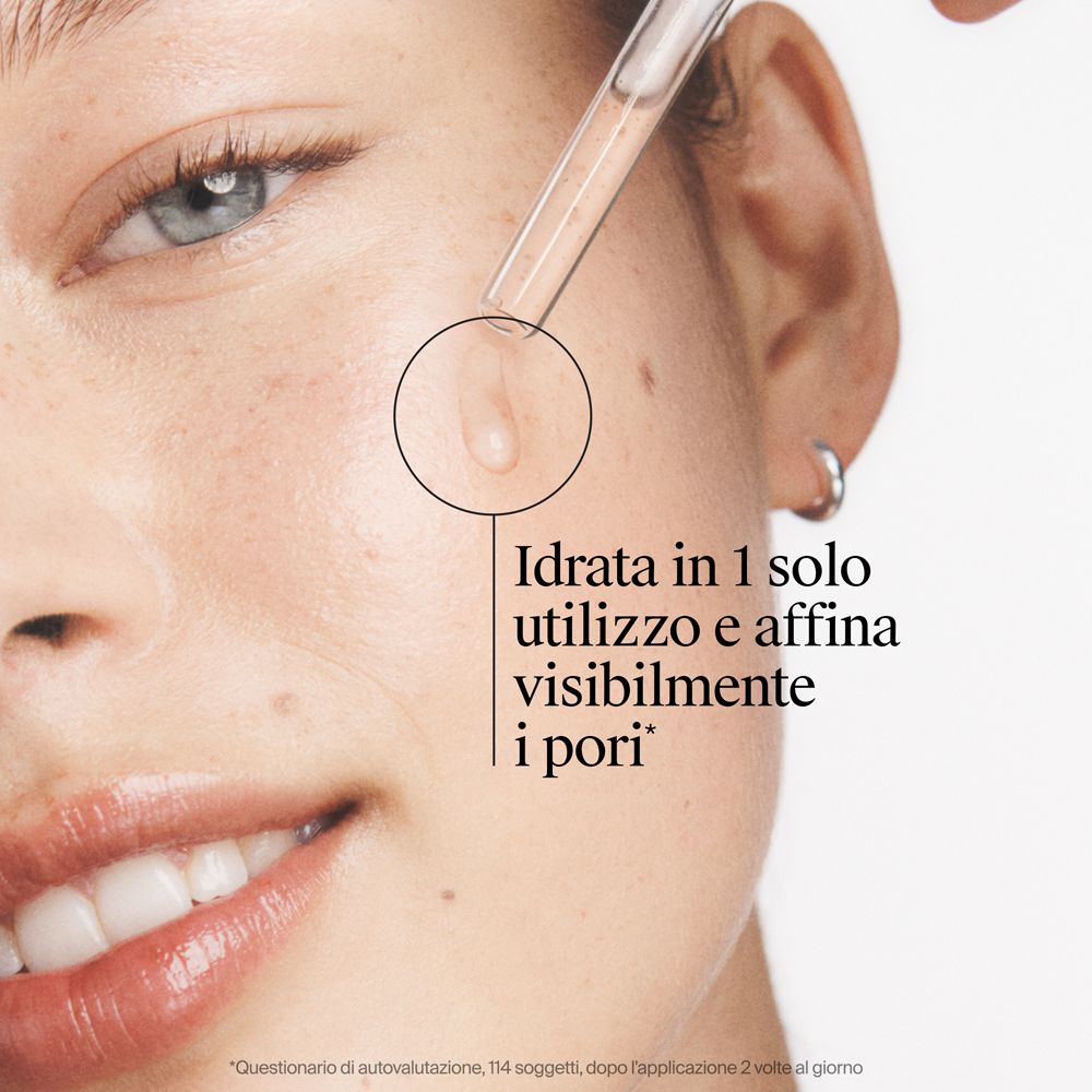 Viso con goccia di siero. Testo: Idrata in un solo utilizzo e affina visibilmente i pori.
