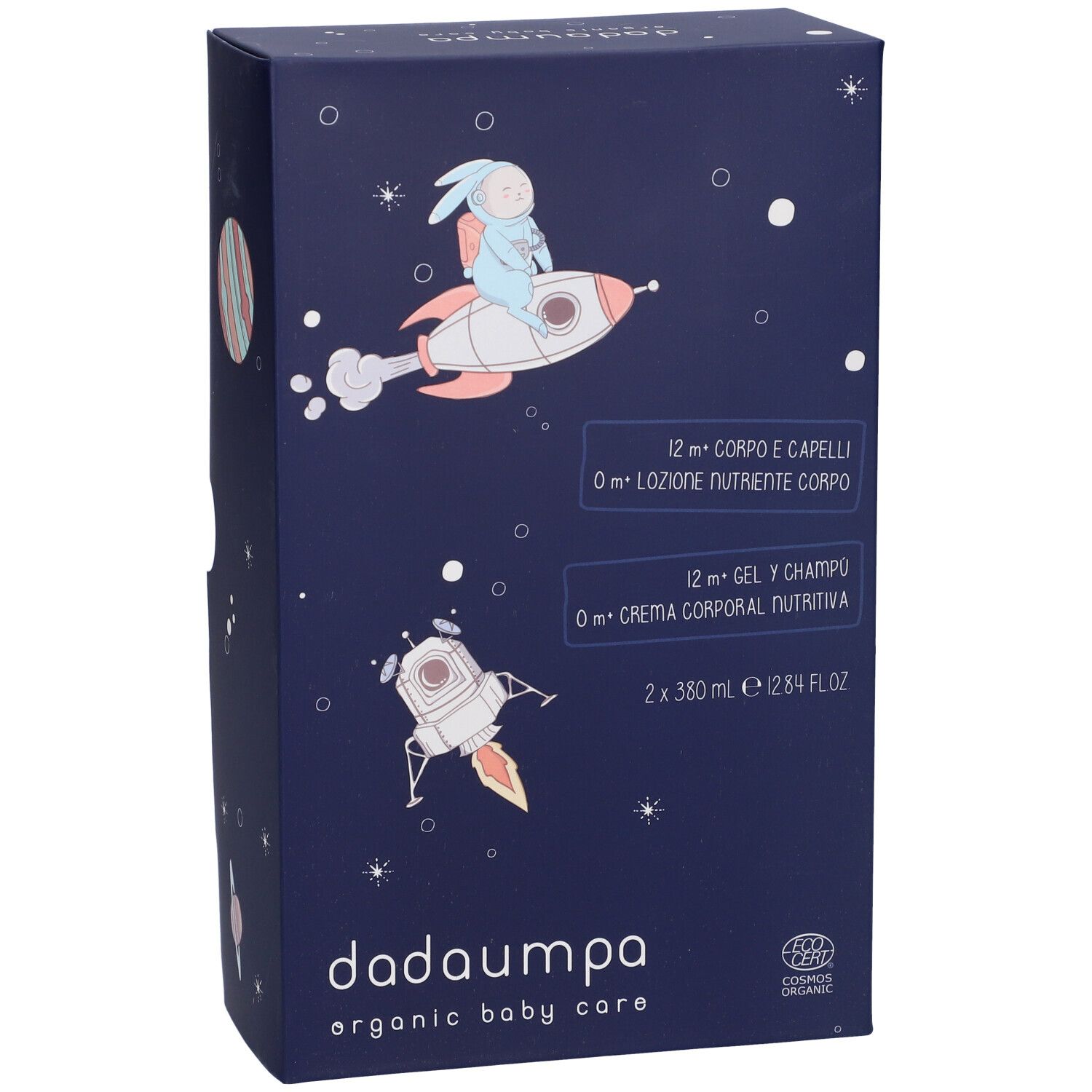 Confezione blu scuro con illustrazioni spaziali. Testo: 12m+ Corpo & Capelli, 0m+ Lozione corpo. 2x380ml. Marchio: dadaumpa organic baby care.