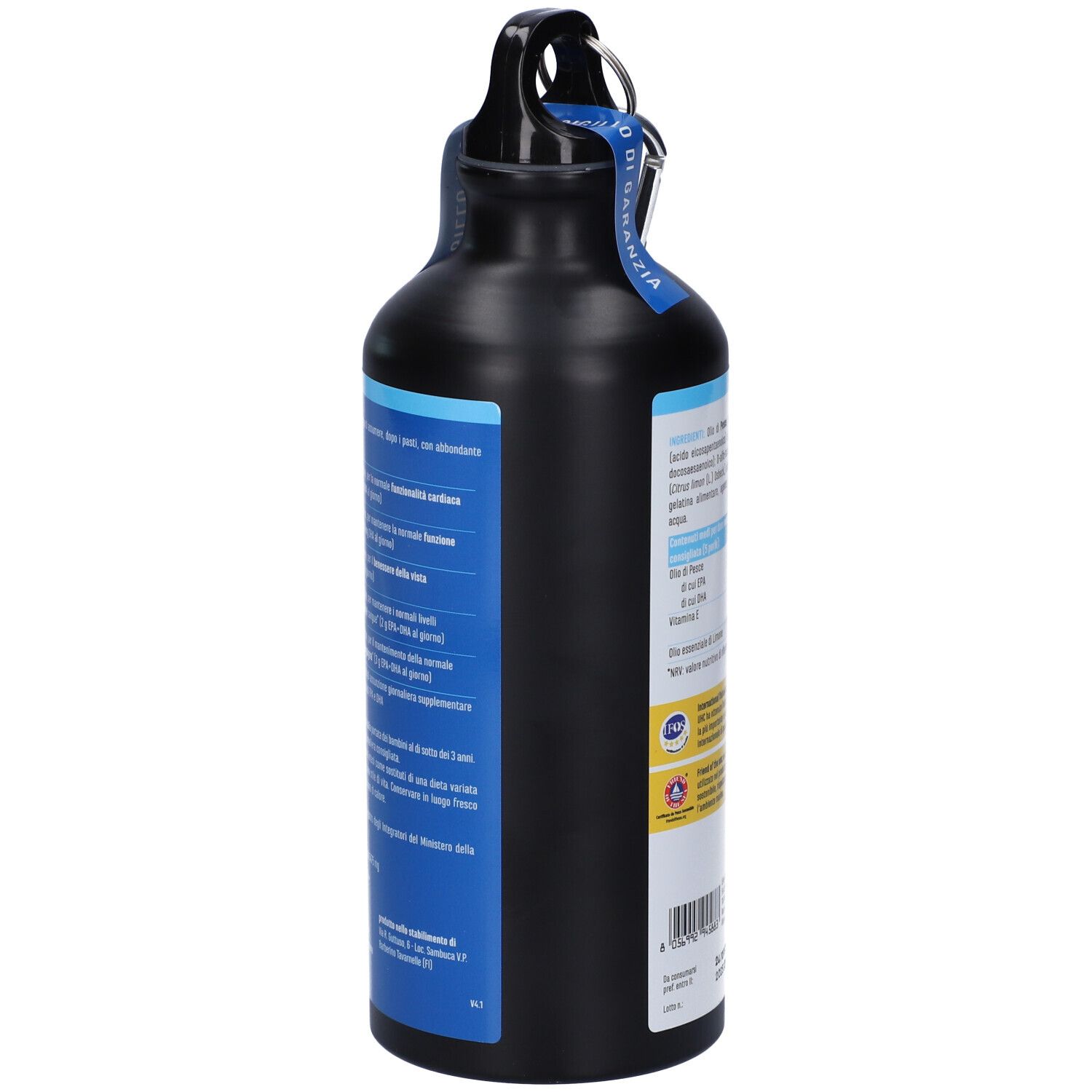 Vista laterale della bottiglia nera con etichetta blu. Informazioni testuali. Moschettone sul tappo.