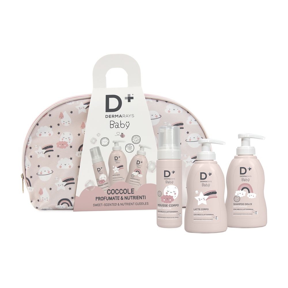 Set di prodotti per l'infanzia con pochette, mousse, lozione e shampoo. Flaconi rosa con logo D+ Baby. Pochette con fantasia nuvole e arcobaleni.