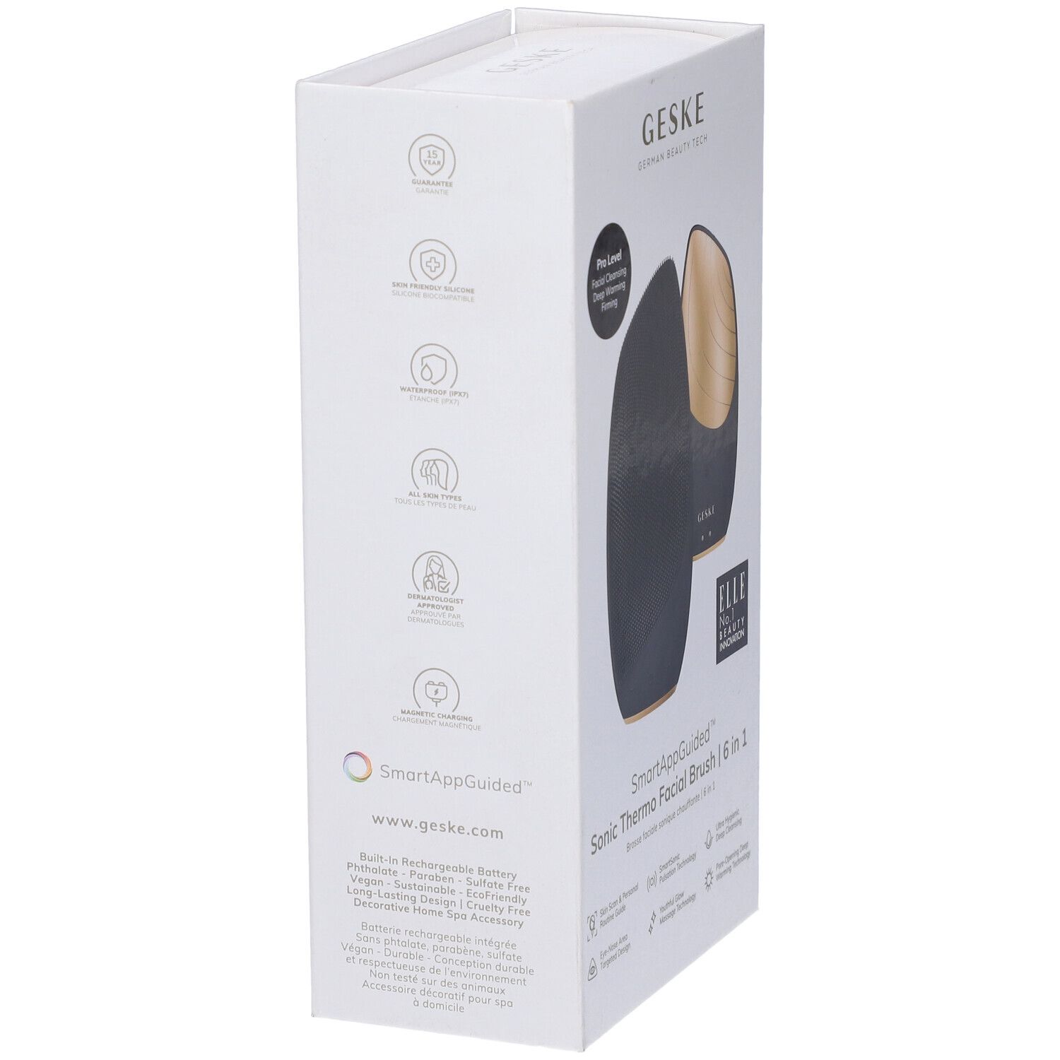 Confezione bianca con immagine del prodotto. Spazzola per la pulizia del viso ovale nera con elemento dorato. Testo: GESKE, SmartAppGuided.
