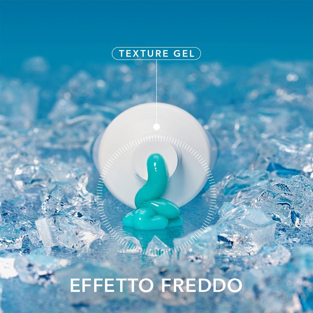 Tubo con gel blu che fuoriesce dall'apertura, su cubetti di ghiaccio.