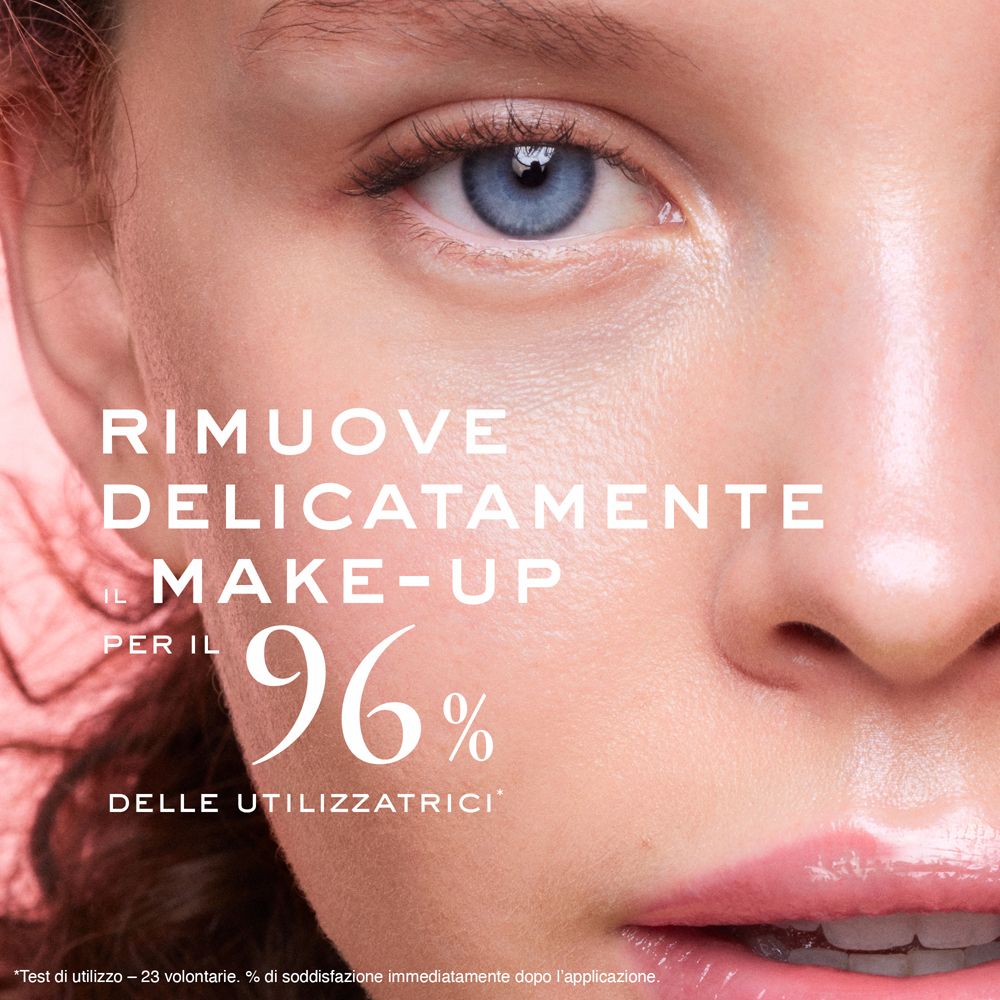 Primo piano di un occhio e parte del viso. Testo: Rimuove delicatamente il trucco.