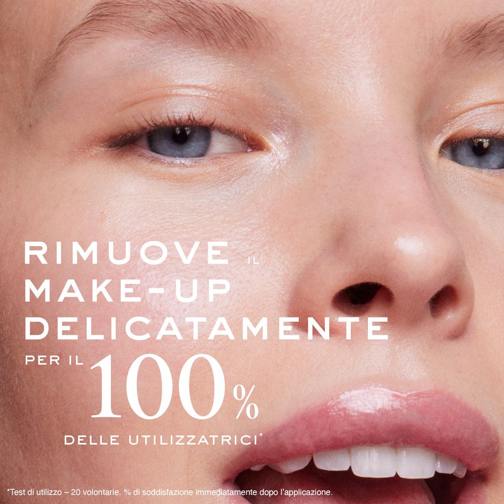 Primo piano di un viso. Testo: Rimuove il trucco delicatamente. Per il 100% delle utilizzatrici.
