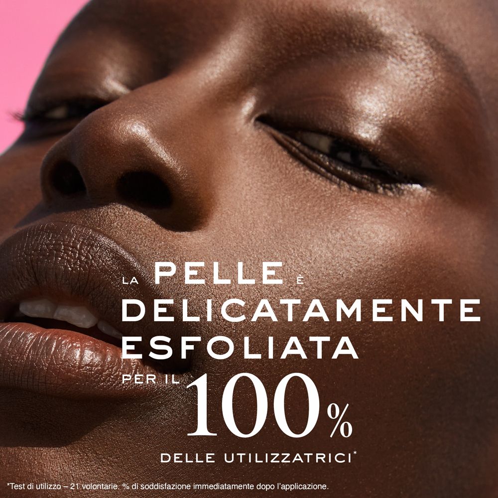 Primo piano di un viso. Testo: La pelle è delicatamente esfoliata per il 100% delle utilizzatrici.