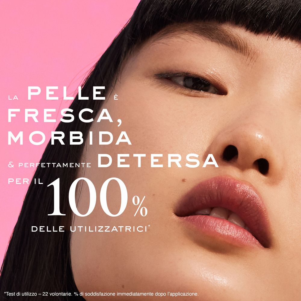 Primo piano di un viso. Testo: 'La pelle è fresca, morbida & perfettamente detersa'.
