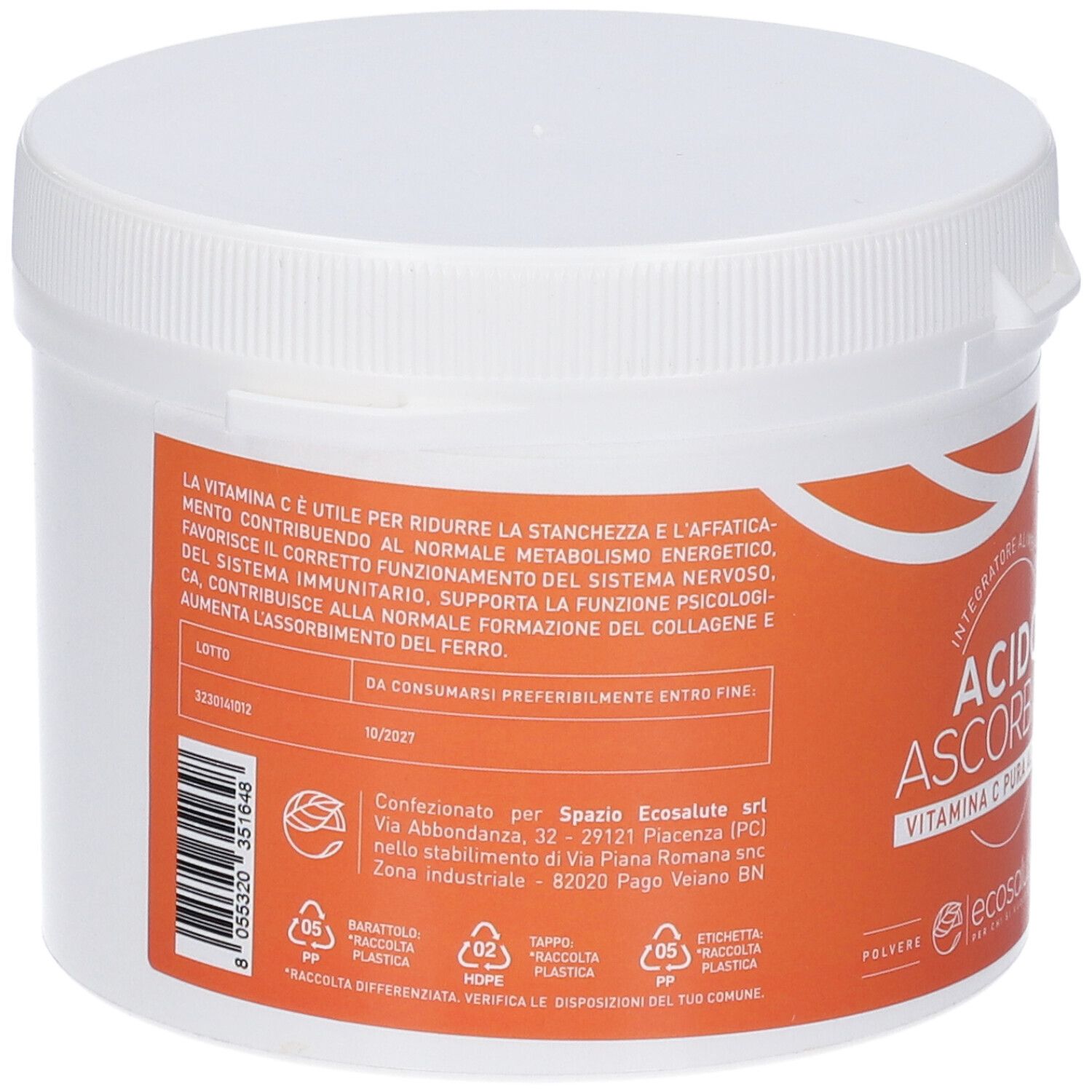 Retro di un contenitore bianco. Etichetta arancione con testo. Testo sulla vitamina C. Testo: Da consumarsi preferibilmente entro fine. Simboli di riciclaggio.