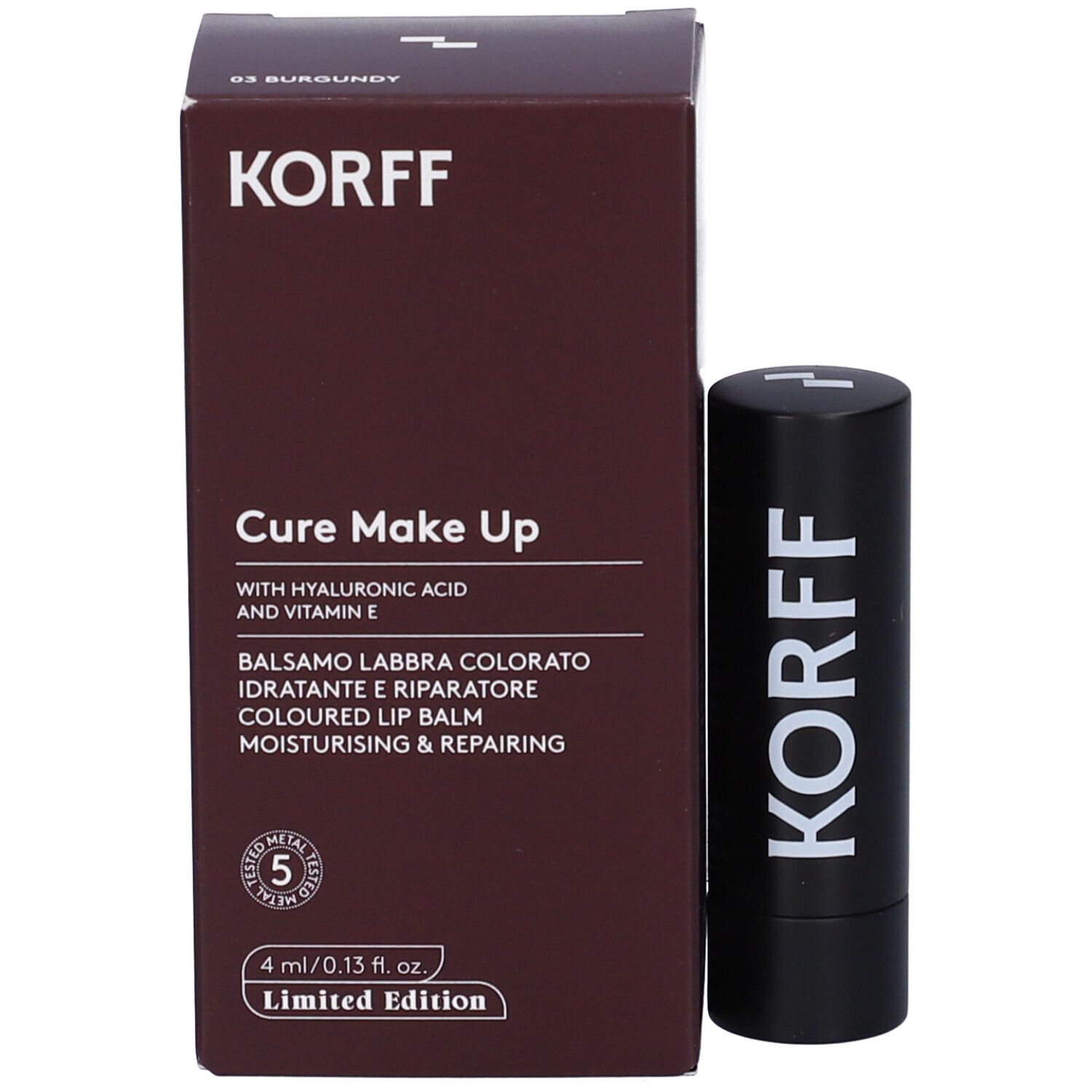 Balsamo labbra KORFF Cure Make Up con confezione. Scatola bordeaux con prodotto e testo. Stick di balsamo labbra accanto.