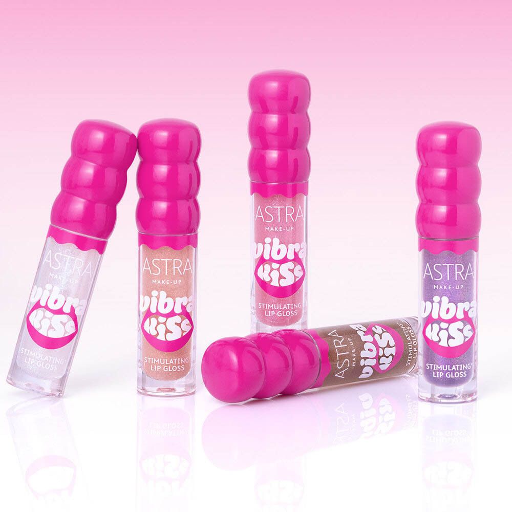 Diversi tubetti di lucidalabbra Astra Make-Up Vibrakiss. Tappo rosa, tubetto trasparente con contenuto colorato. Scritta: Vibrakiss.