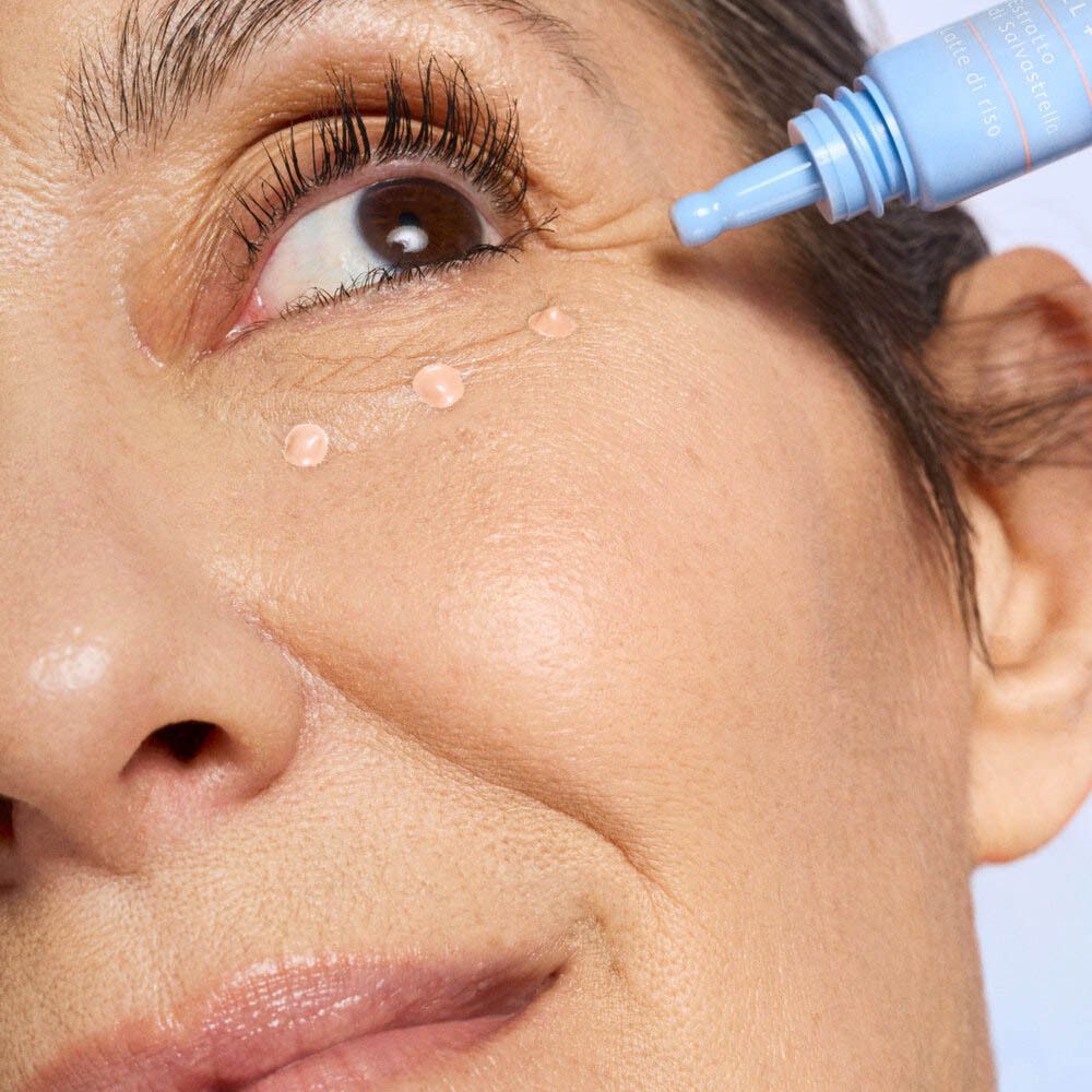 Primo piano di un occhio trattato con un applicatore. Gocce di prodotto sulla pelle. Prodotto: ASTRA MAKE-UP CONT OCCHI ILL.