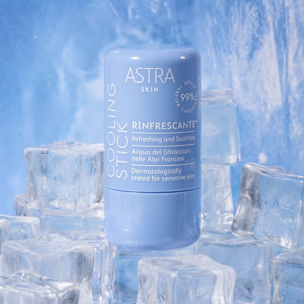 Stick rinfrescante blu su cubetti di ghiaccio. Sul contenitore blu è scritto ASTRA SKIN COOLING STICK.