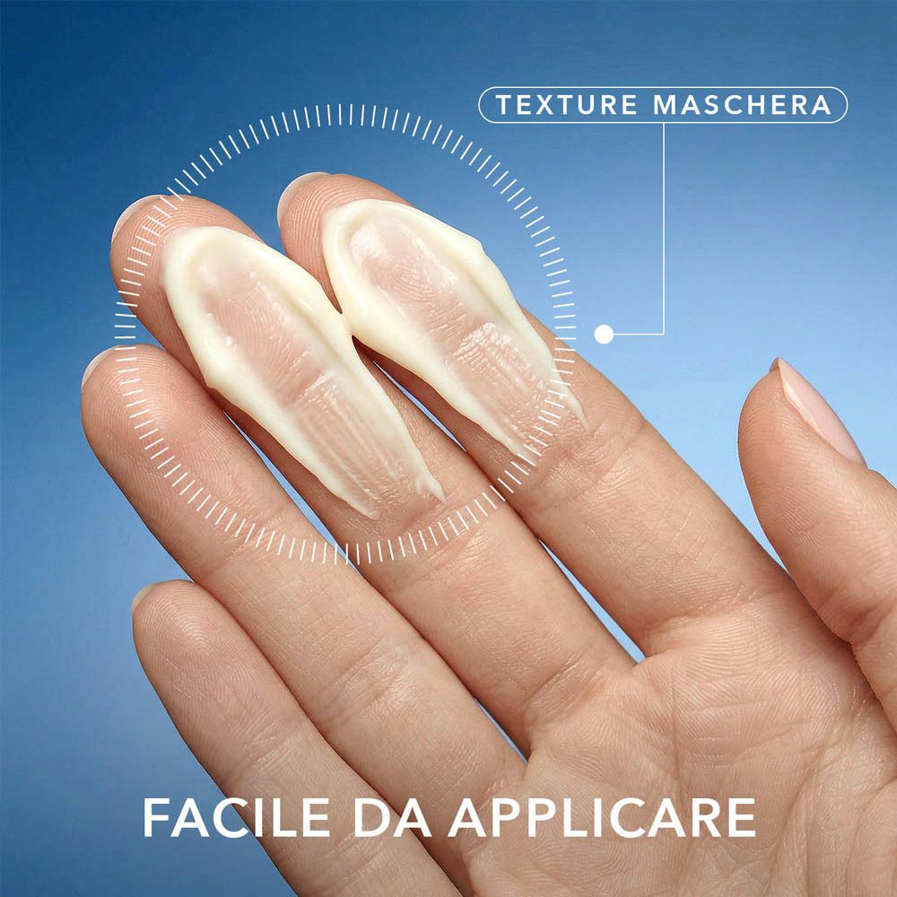 Primo piano di una mano con due campioni di crema. La texture della maschera è visibile e facile da applicare.