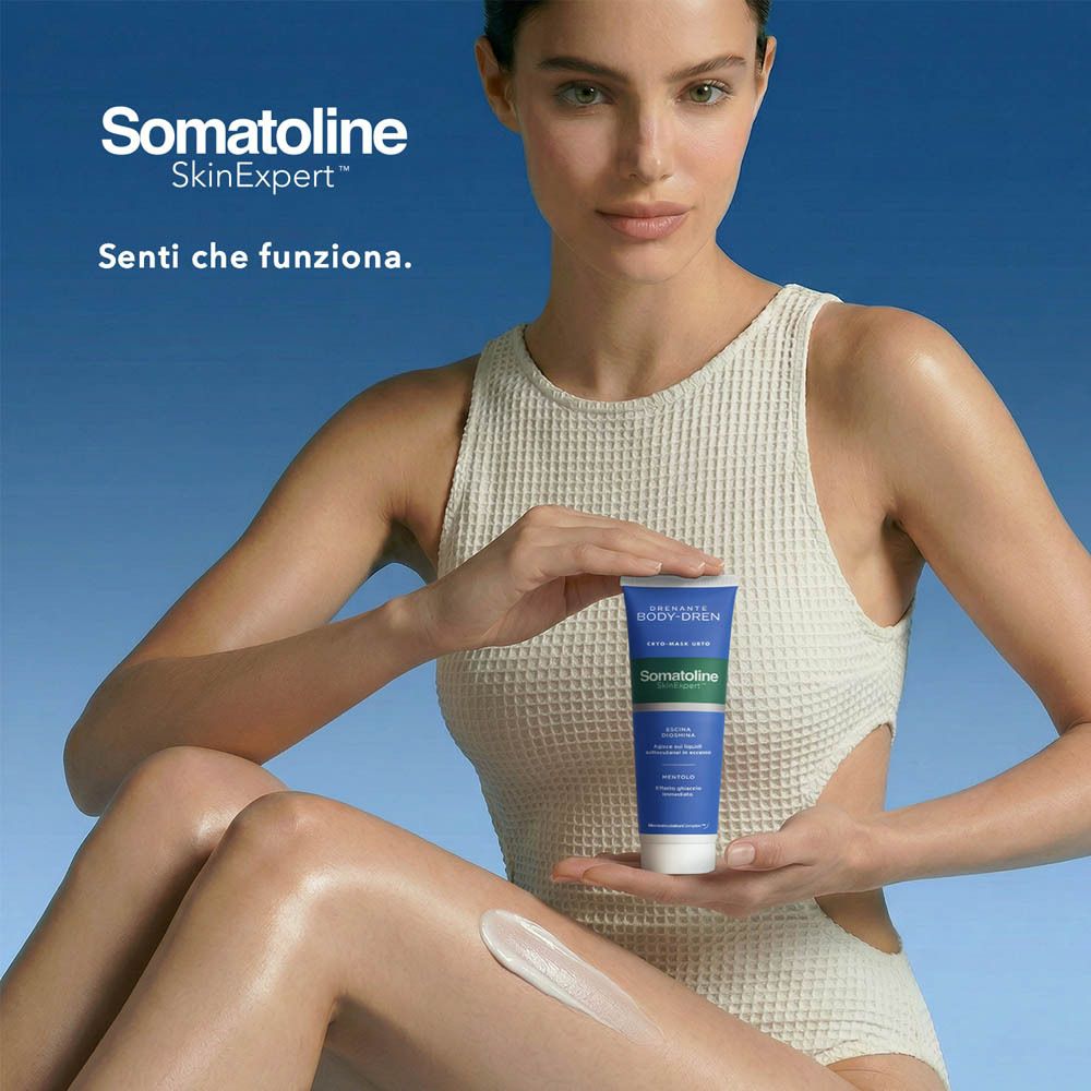 Una donna tiene in mano un tubo di Somatoline SkinExpert Body-Dren Cryo-Mask Urto. La crema è applicata sulla gamba.