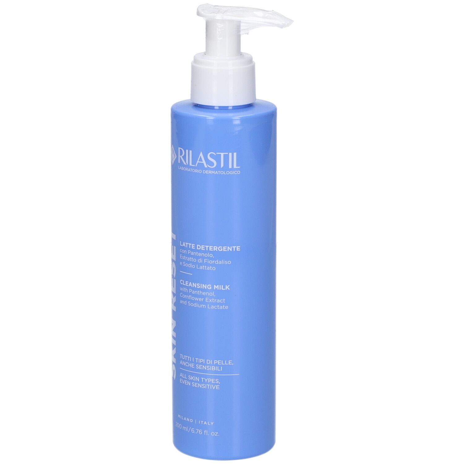 Flacone azzurro con dosatore bianco. Scritte SKIN RESET e RILASTIL. Testo in italiano e inglese.