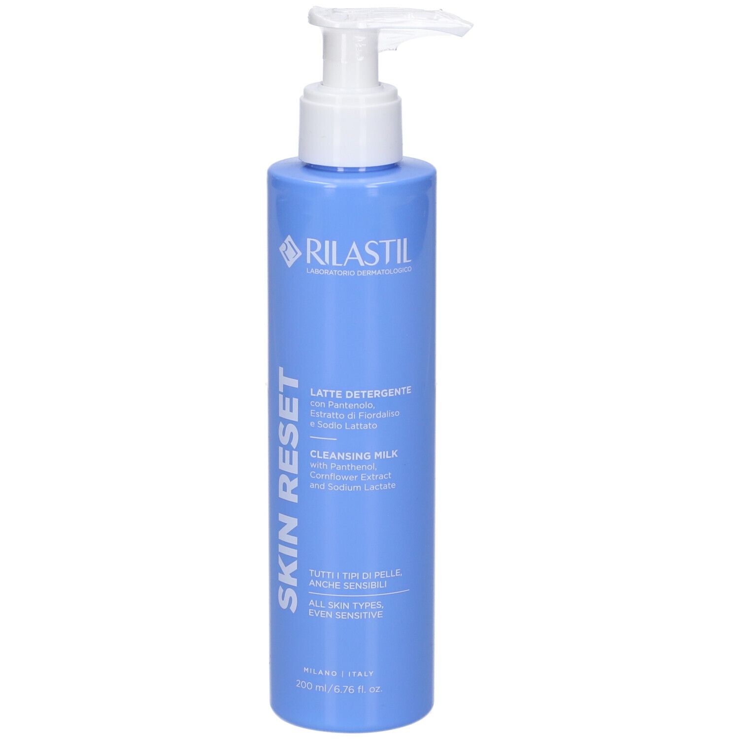 Flacone azzurro con dosatore bianco. Scritte SKIN RESET e RILASTIL. Testo in italiano e inglese.
