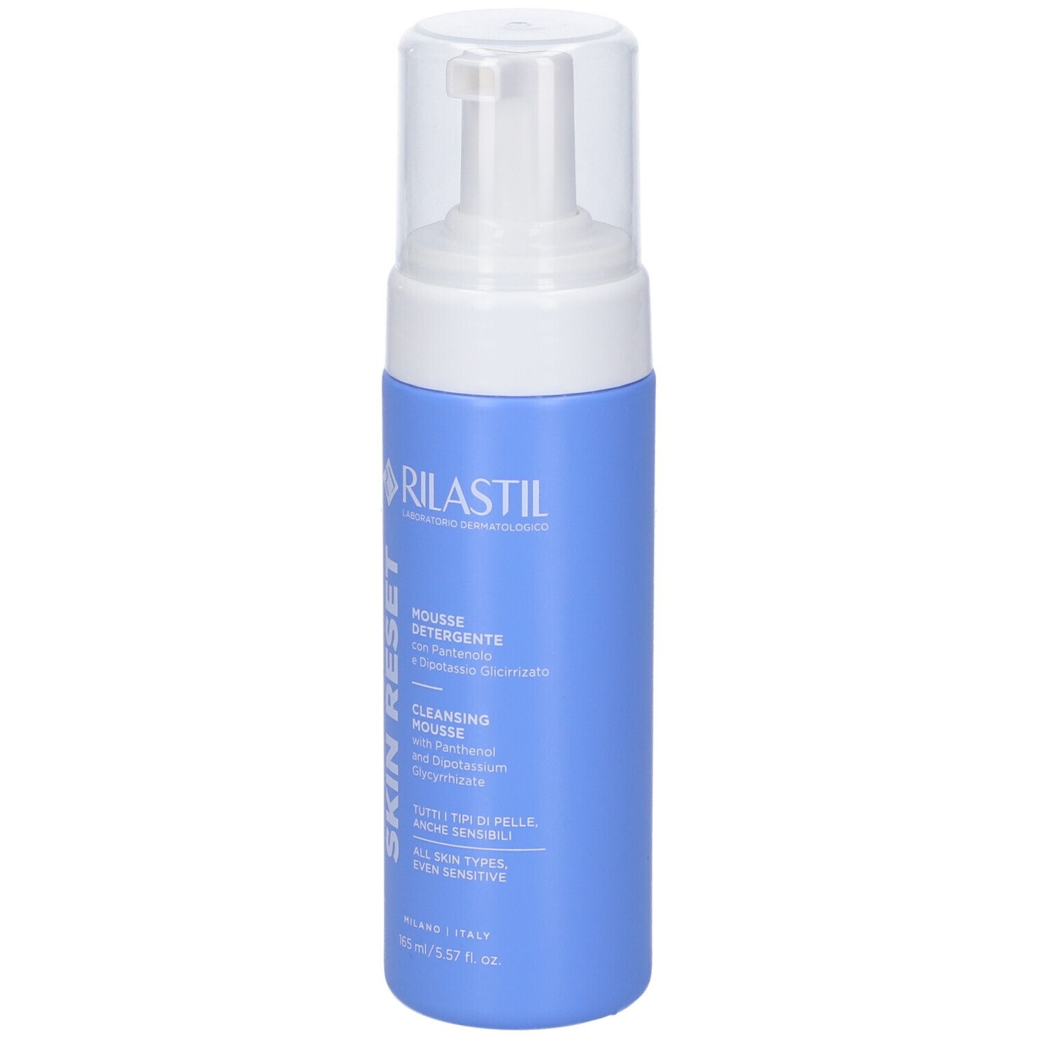 Flacone blu con erogatore bianco. Scritta: Rilastil Skin Reset Mousse Detergente. Testo in italiano e inglese.
