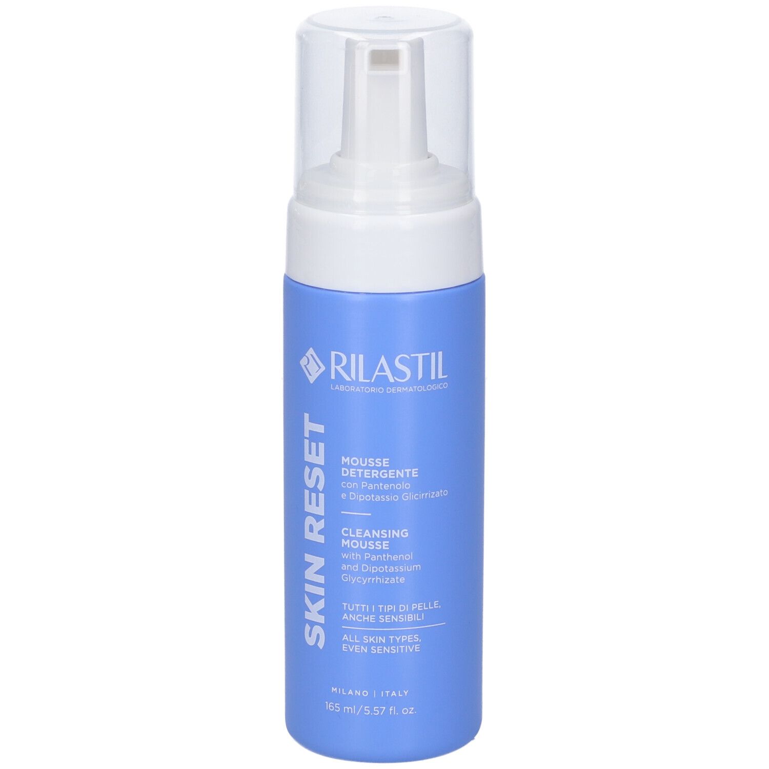 Flacone blu con erogatore bianco. Scritta: Rilastil Skin Reset Mousse Detergente. Testo in italiano e inglese.