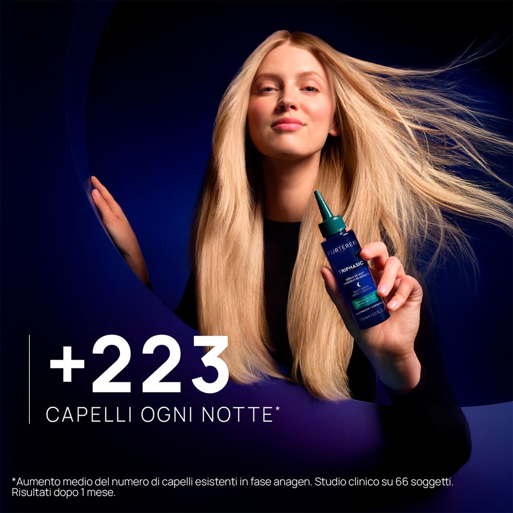 Donna con capelli lunghi tiene in mano un flacone di Siero Triphasic Rene Furterer.