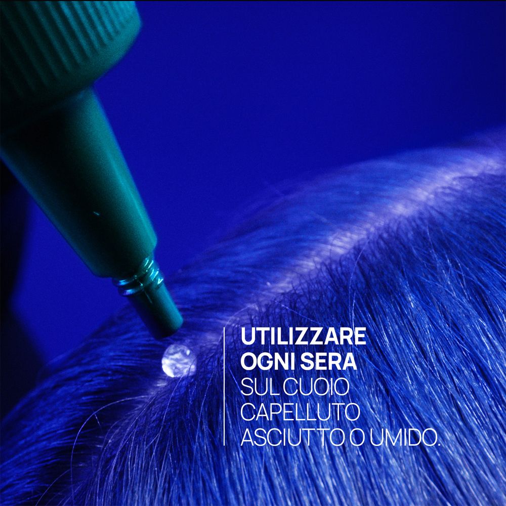 Applicatore deposita Siero Triphasic Rene Furterer sul cuoio capelluto.