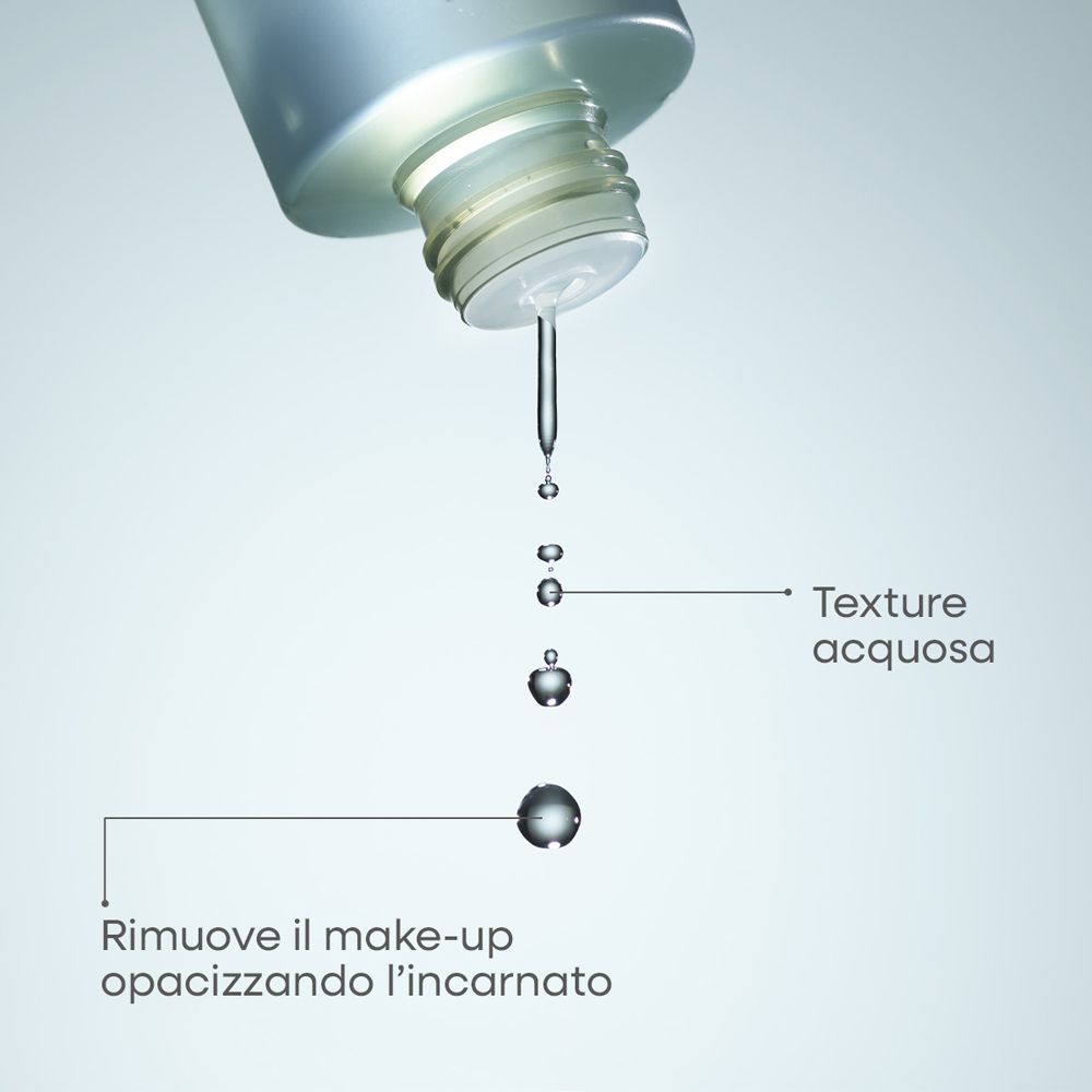 Gocce di acqua micellare OMIA BIOTECH cadono dal flacone.