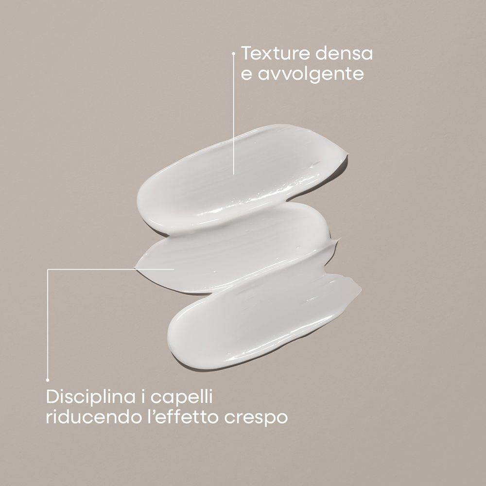 Tre campioni di balsamo bianco su sfondo neutro. Testo: Texture densa e avvolgente. Disciplina i capelli.