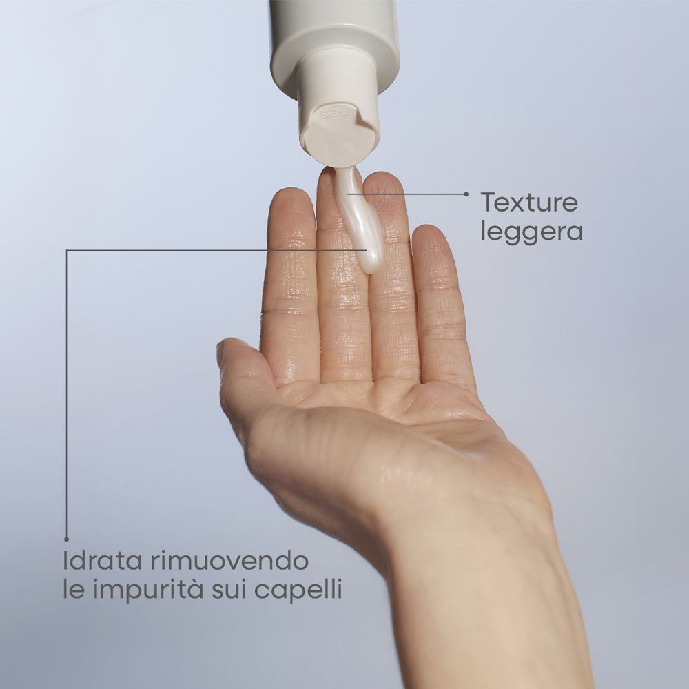 Una mano riceve un liquido bianco e leggero da un dispenser.