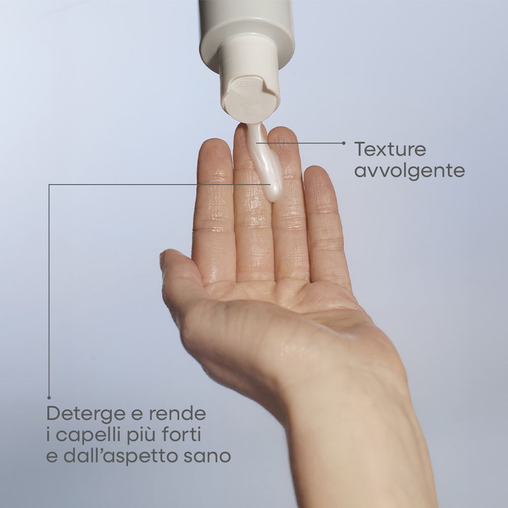 Texture dello shampoo OMIA su un palmo.