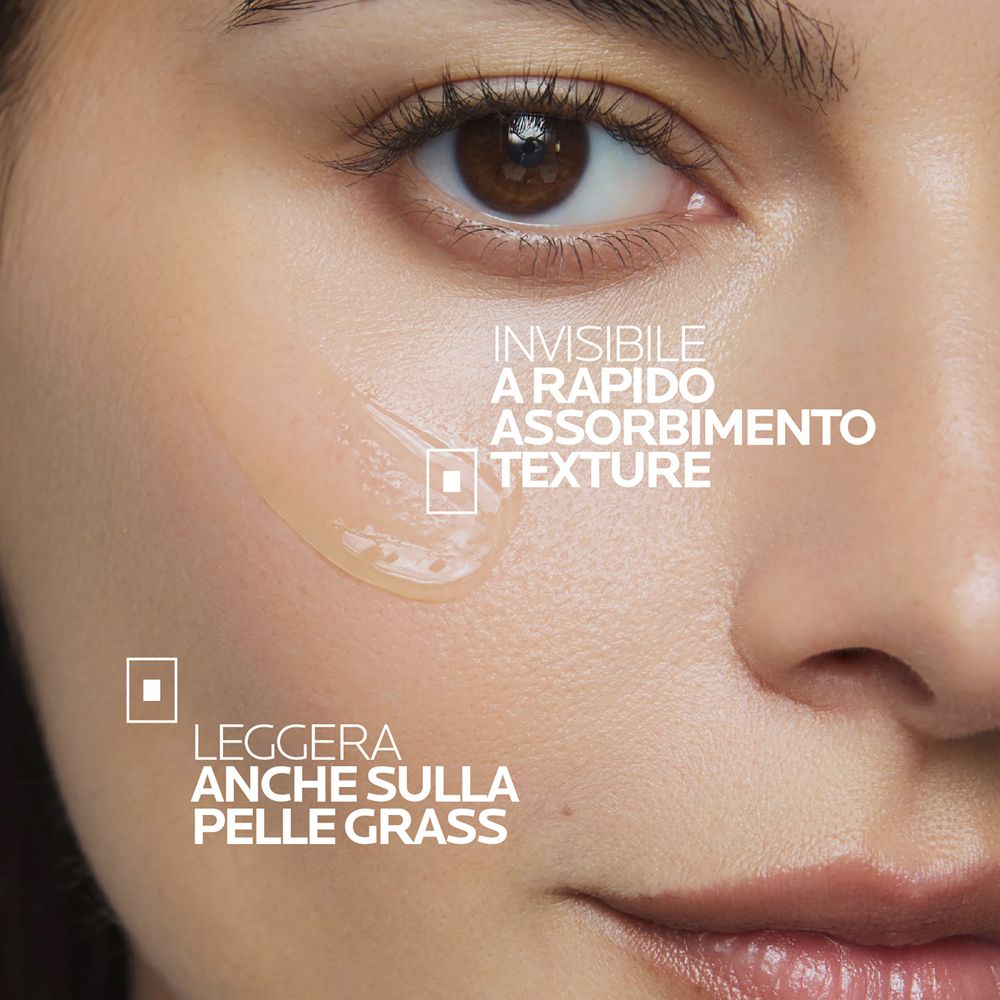 Pelle con crema gialla applicata, La Roche-Posay Vitamina C+ Multi-Dose.