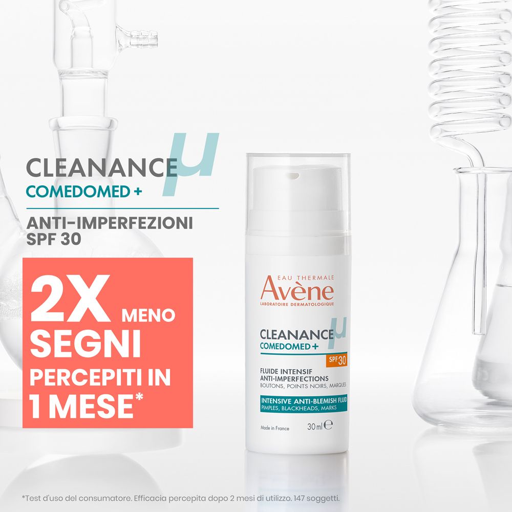 Fluido Avene Cleanance Comedomed+ SPF 30 con vetreria da laboratorio e testo.