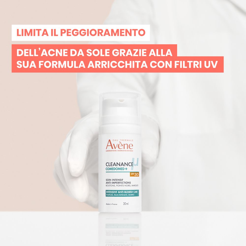 Fluido Avene Cleanance Comedomed+ SPF 30, tenuto da una mano guantata.