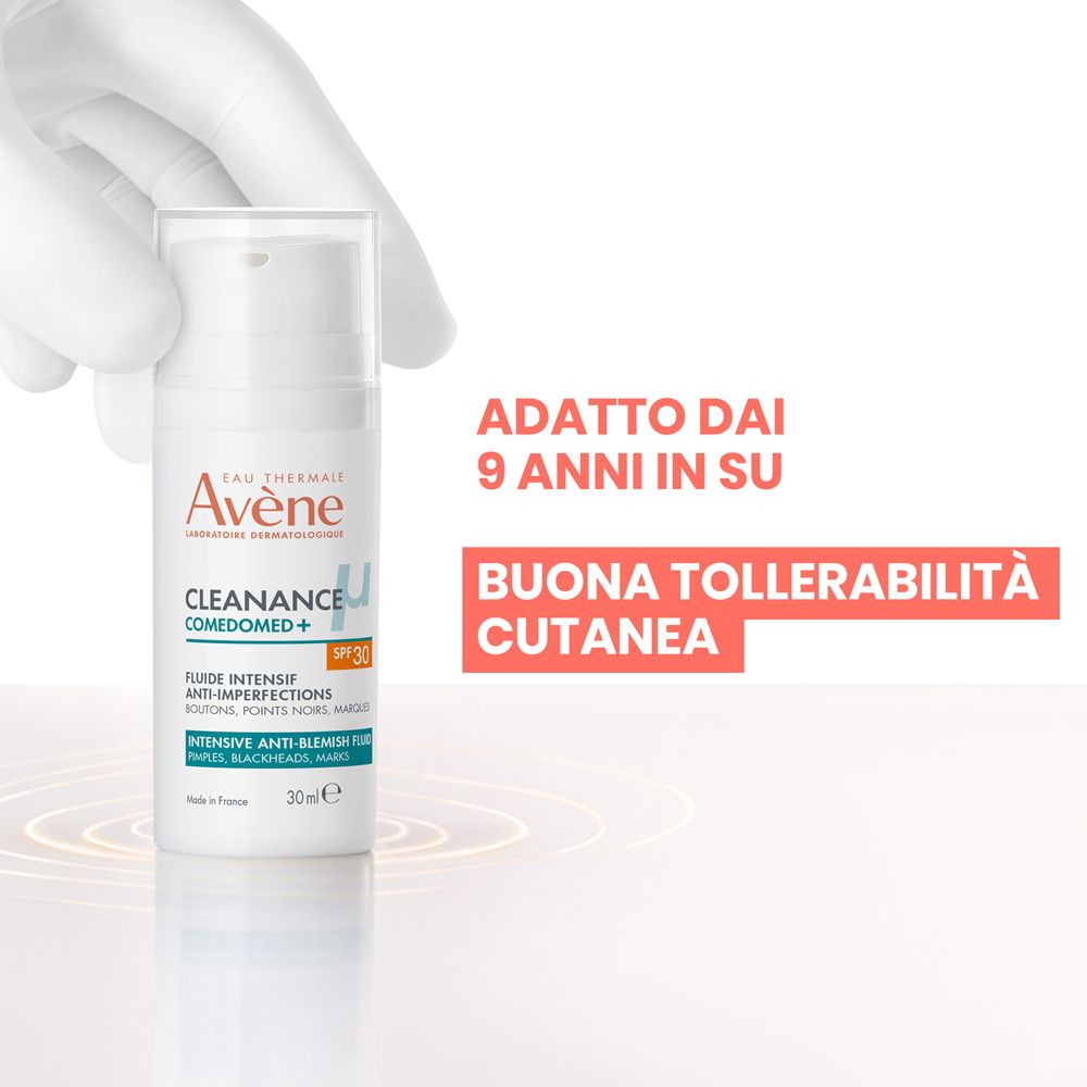 Fluido Avene Cleanance Comedomed+ SPF 30, tenuto da una mano, con testo.