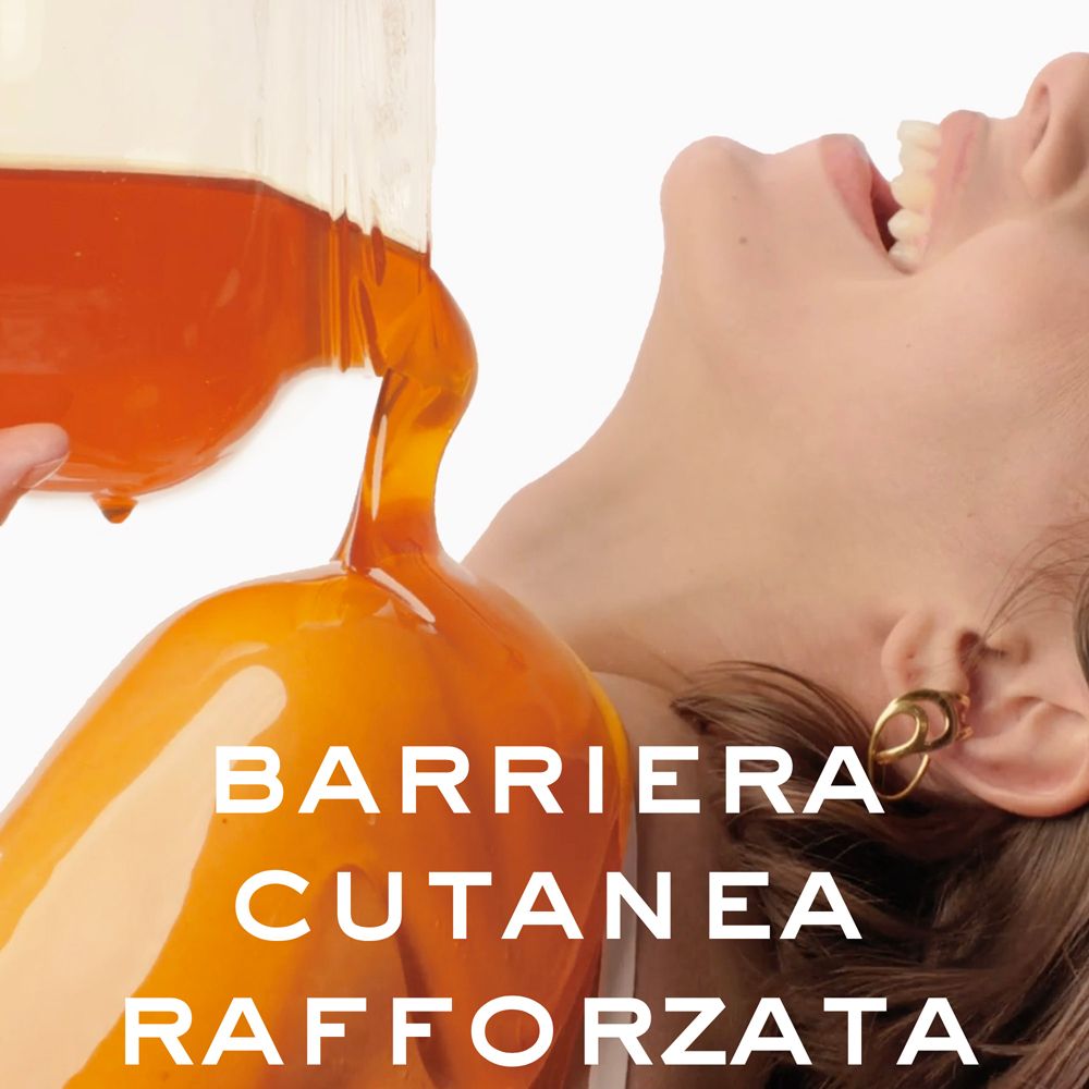 Miele versato su un viso con testo 'Barriera Cutanea Rafforzata'.