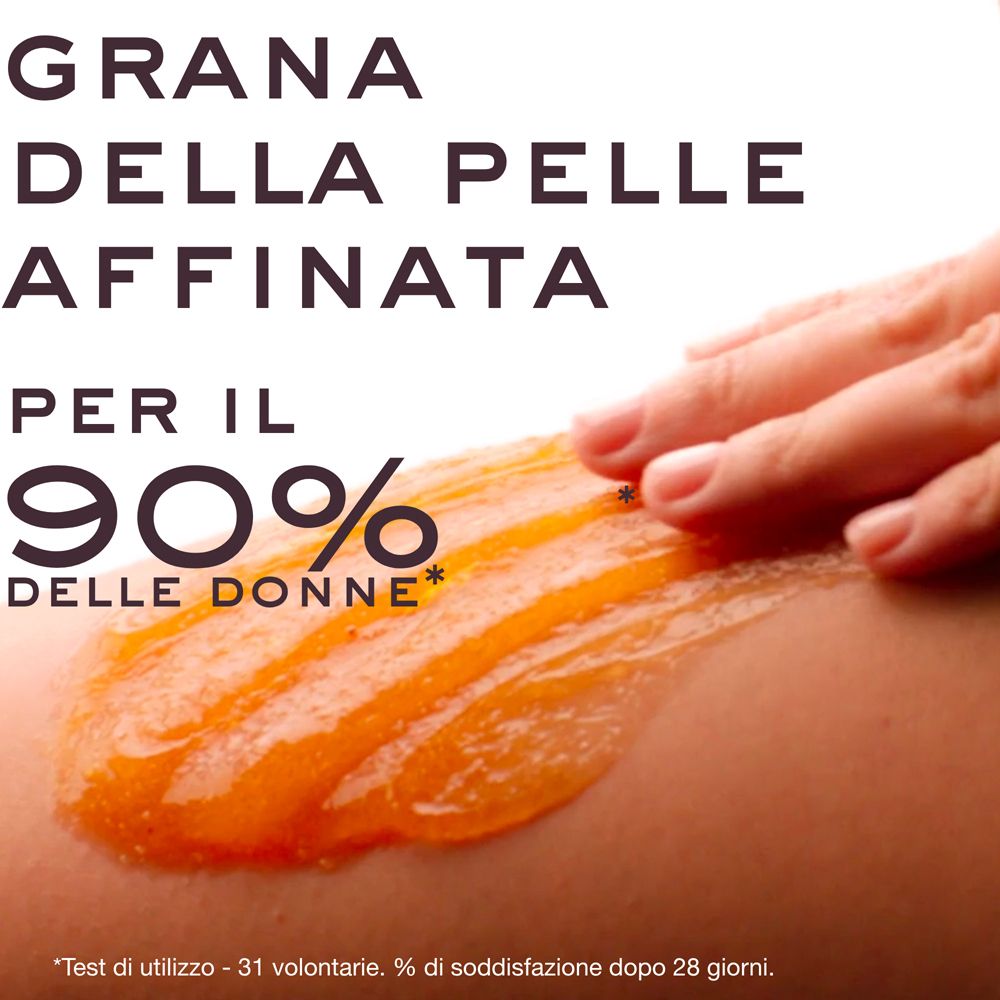Mano applica scrub corpo al miele sulla pelle. "Pelle affinata nel 90% delle donne".