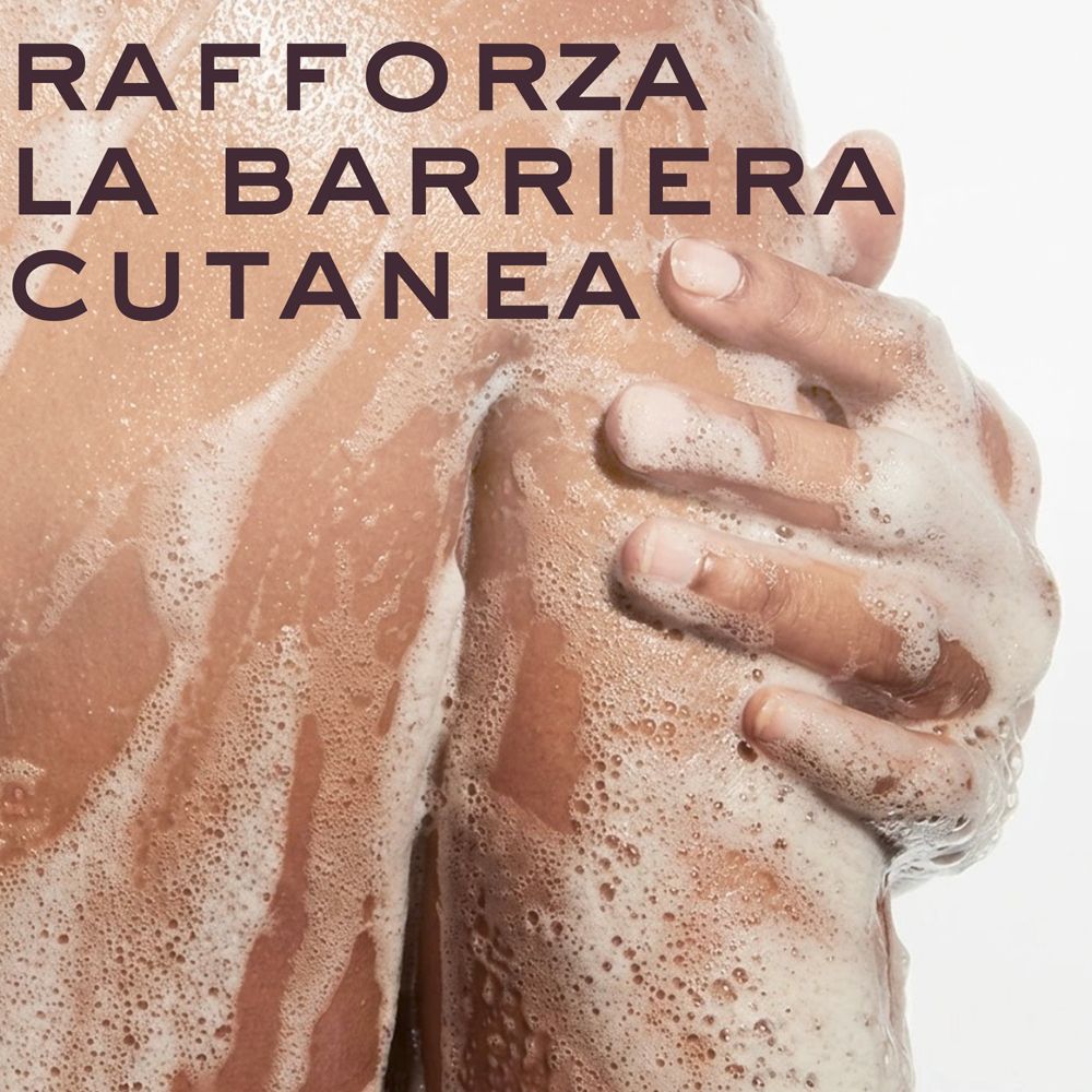 Spalla e braccio di una persona coperti di schiuma, con una mano.