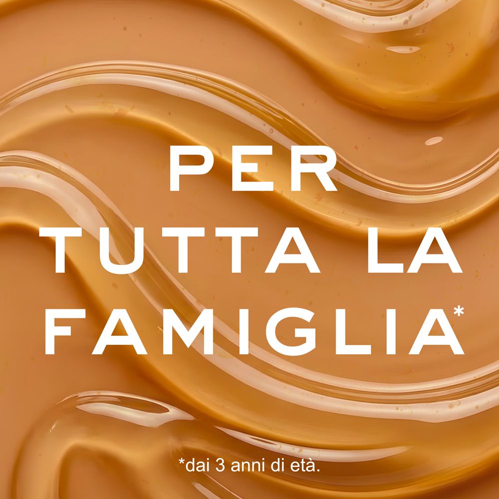 Texture cremosa color caramello con scritta bianca 'Per tutta la famiglia'.
