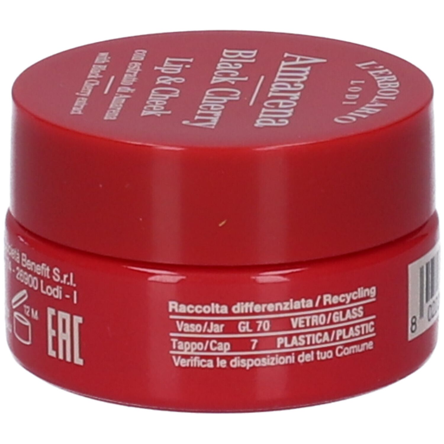Barattolo rosso con informazioni sul riciclo, codice a barre e sigillo EAC per L'Erbolario Amarena Black Cherry Lip & Cheek.