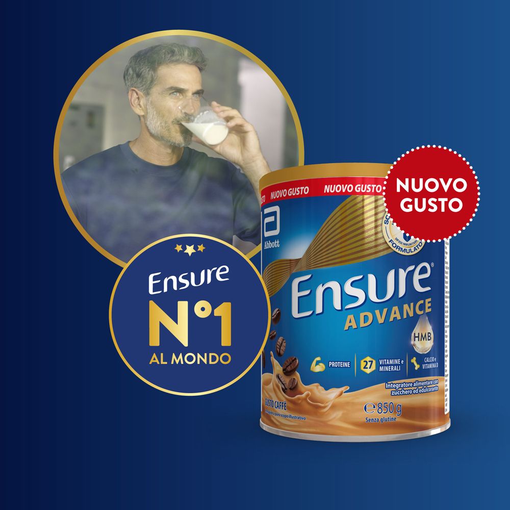 Ensure Advance Dose da 850g. Un uomo beve un bicchiere di latte.