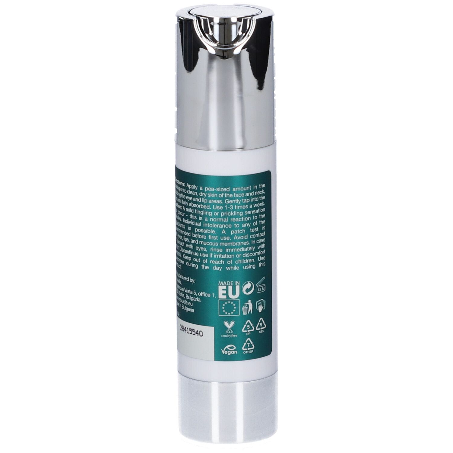 Crema in flacone bianco con erogatore a pompa argentato e base argentata. Etichette verdi e bianche con istruzioni per l'uso e simboli.