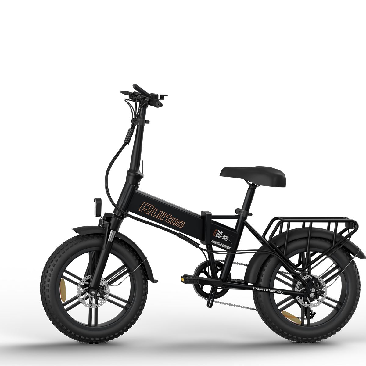 Bicicletta pieghevole nera con portapacchi. Pneumatici, sella e manubrio neri. La bici ha la scritta "Ruitoo".