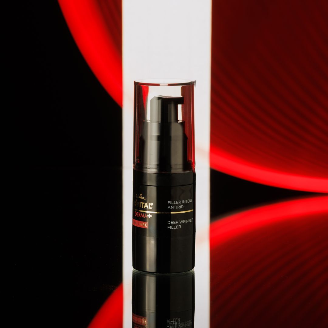 Flacone nero con erogatore a spruzzo e tappo trasparente. Marchio: Gerovital Derma+ Premium Care. Testo: Filler Intens Antirid.
