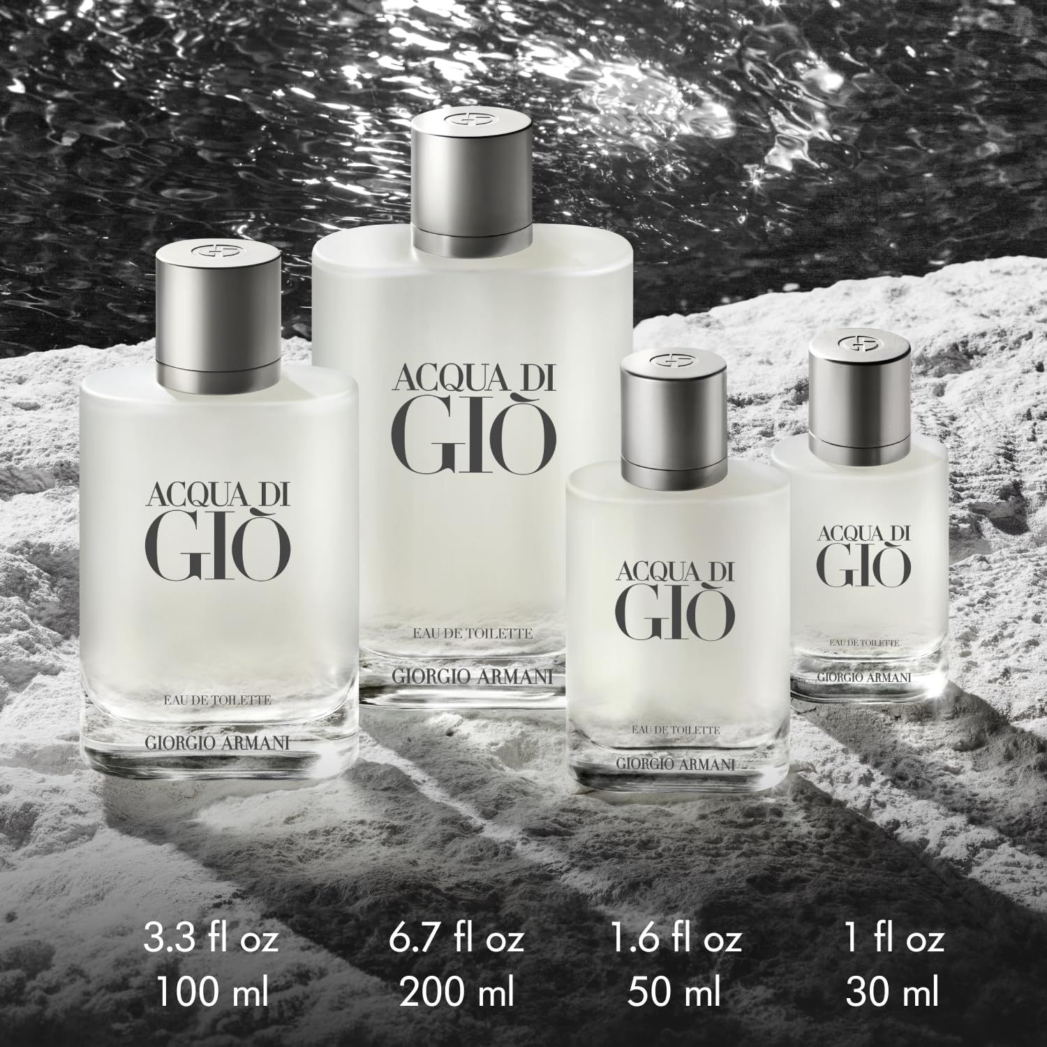 Quattro flaconi di profumo. Testo: ACQUA DI GIÒ, GIORGIO ARMANI. Formati: 3.3 fl oz 100 ml, 6.7 fl oz 200 ml, 1.6 fl oz 50 ml, 1 fl oz 30 ml.